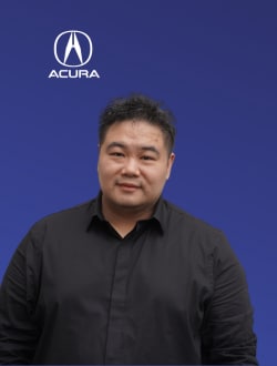 Staff member Woo Lee from ID_91465b5328d9