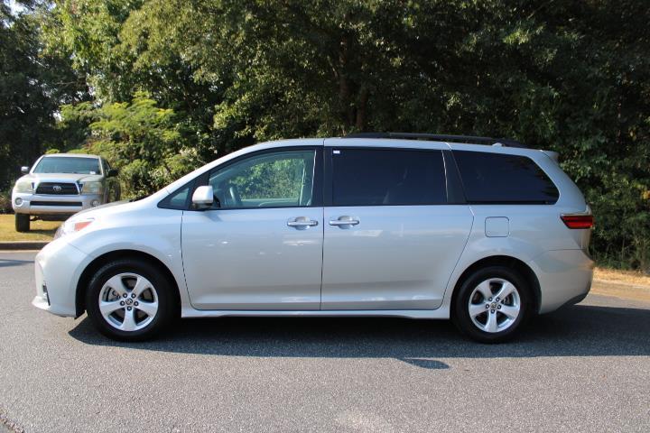 2020 Toyota Sienna LE photo 2