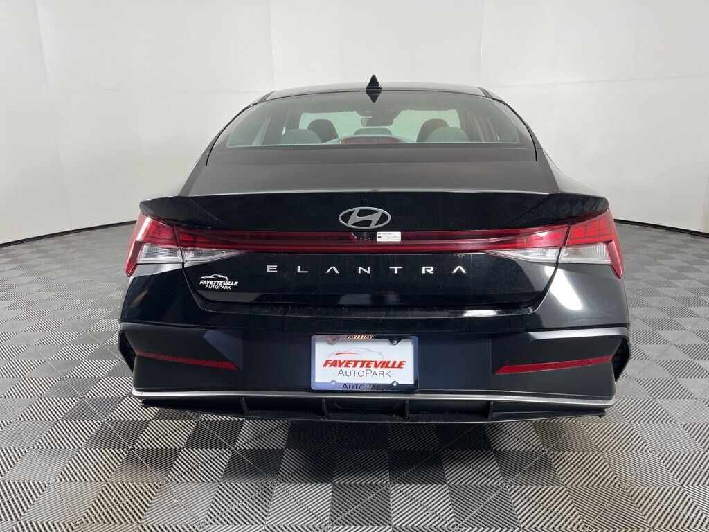 Used 2025 Hyundai Elantra SEL Convenience Sedan