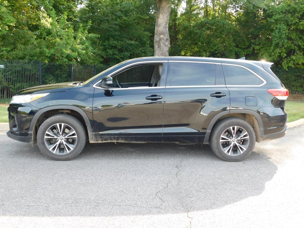 Used 2018 Toyota Highlander LE Plus with VIN 5TDZZRFH2JS234122 for sale in Fayetteville, AR