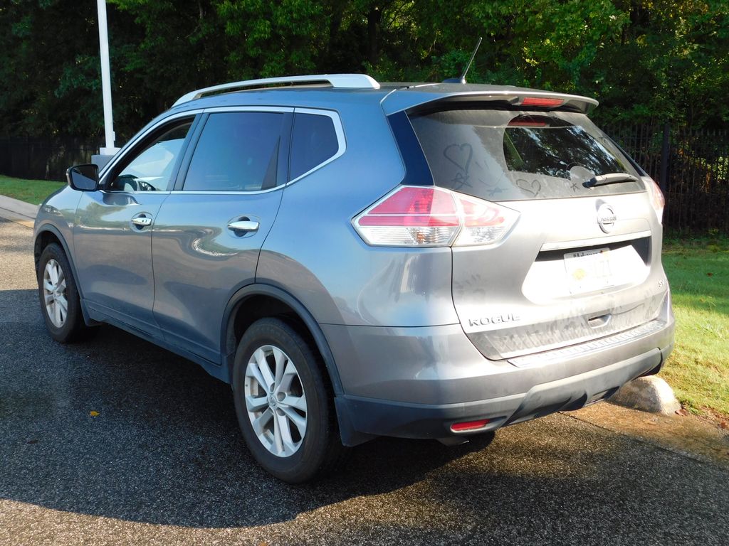 2016 Nissan Rogue SV photo 2