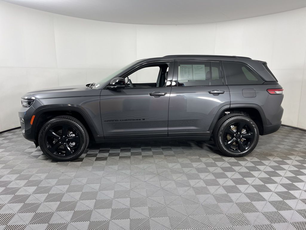 2025 Jeep Grand Cherokee Limited photo 2