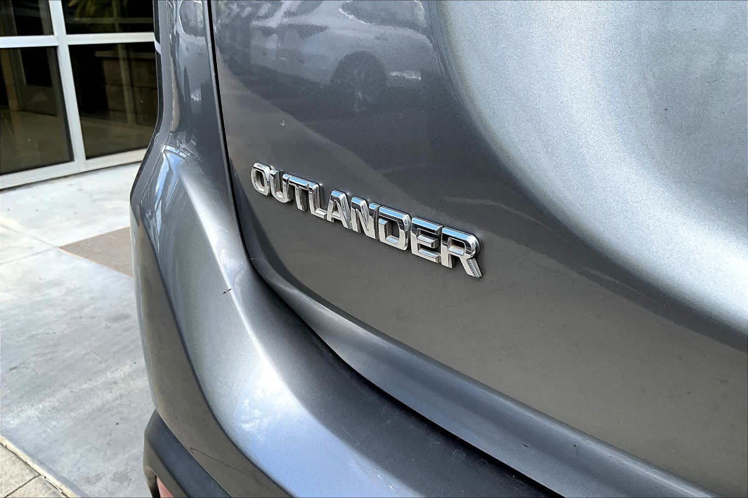 Thumbnail: 2020 Mitsubishi Outlander - 8