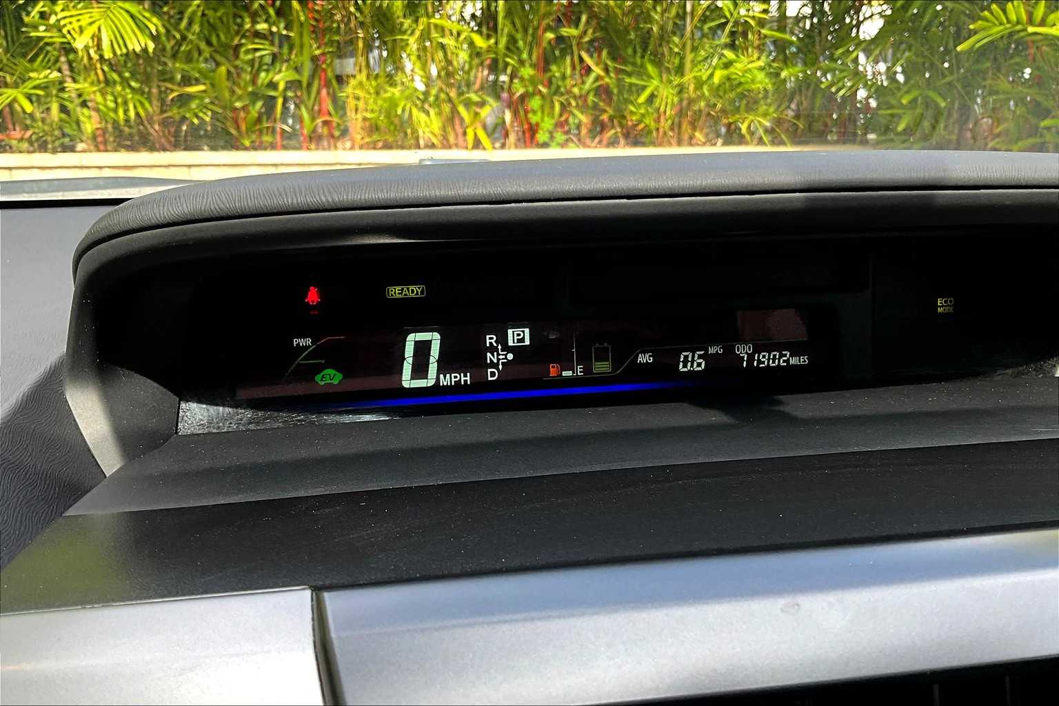 Thumbnail: 2017 Toyota Prius v - 17