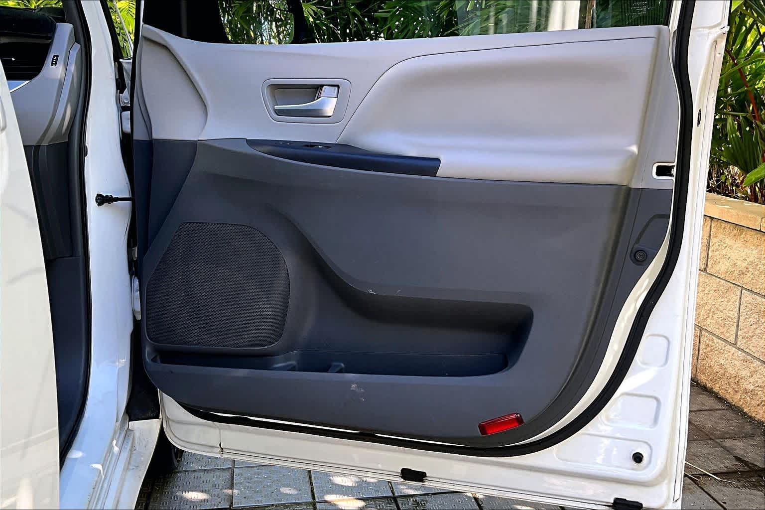 Thumbnail: 2016 Toyota Sienna - 29