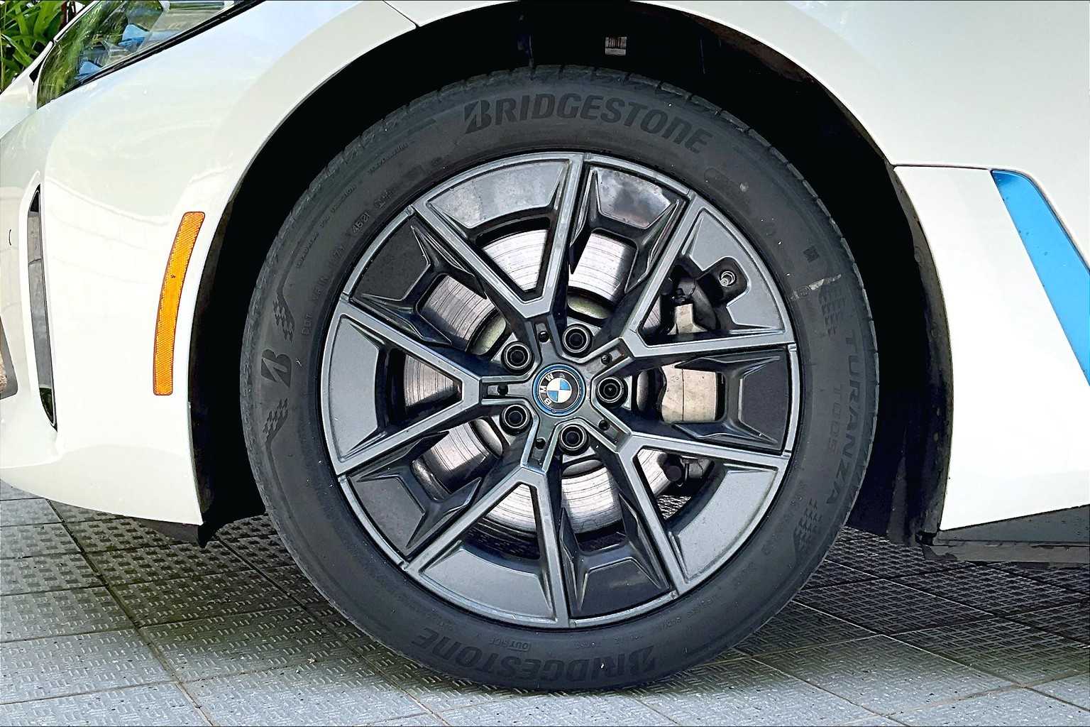 Thumbnail: 2022 BMW i4 - 9