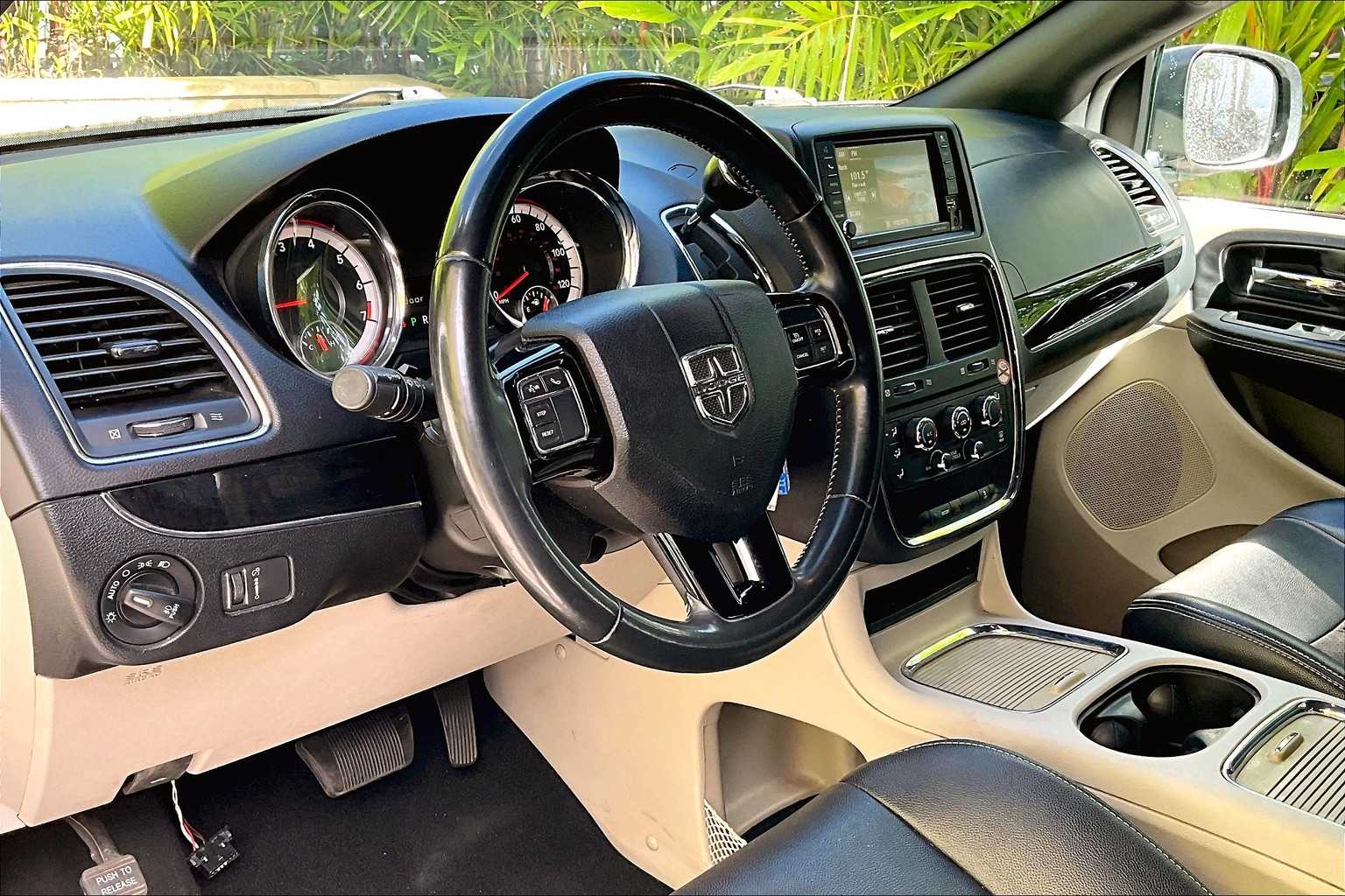 Thumbnail: 2019 Dodge Grand Caravan - 3