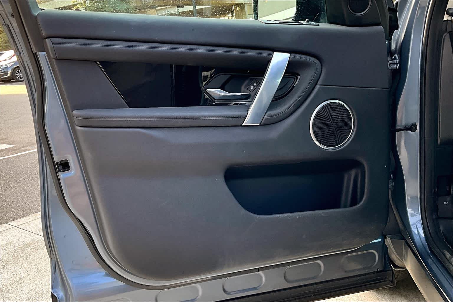 Thumbnail: 2020 Land Rover Discovery Sport - 27