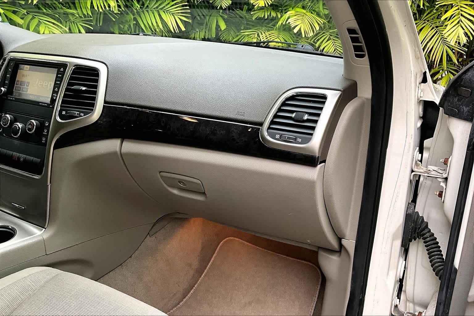 Thumbnail: 2011 Jeep Grand Cherokee - 24