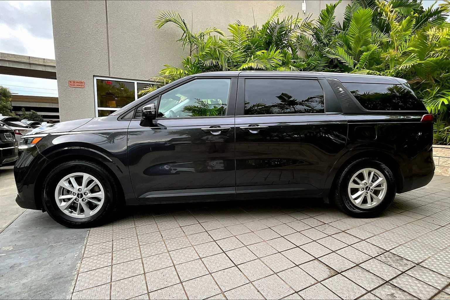 Thumbnail: 2022 Kia Carnival - 4
