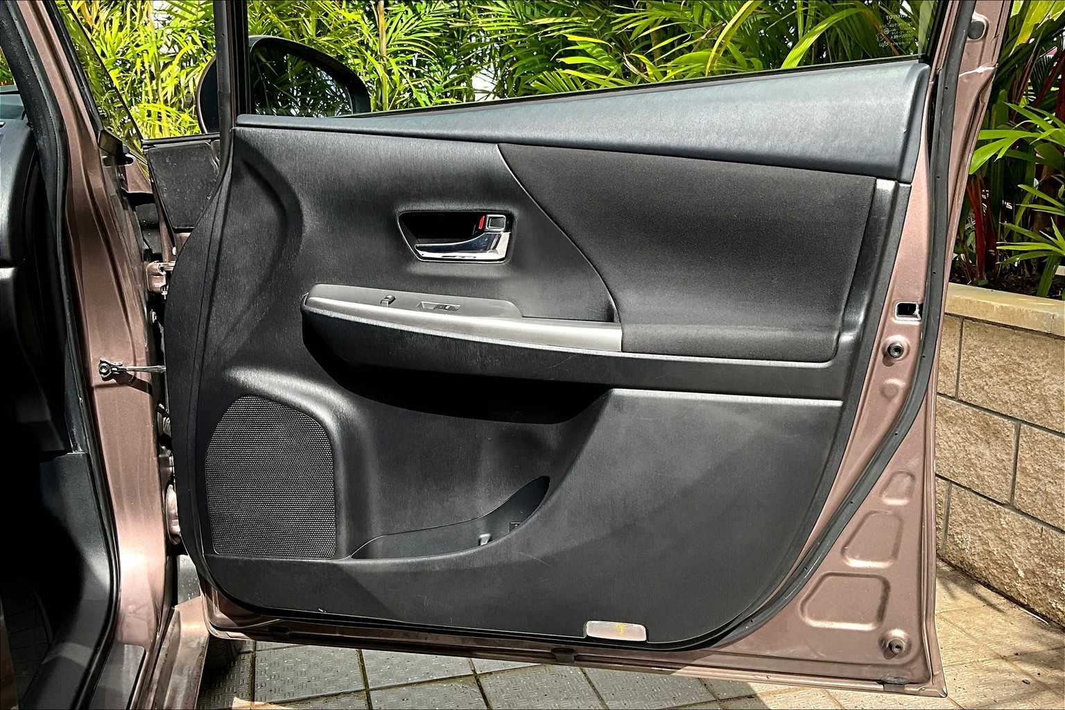 Thumbnail: 2017 Toyota Prius v - 28