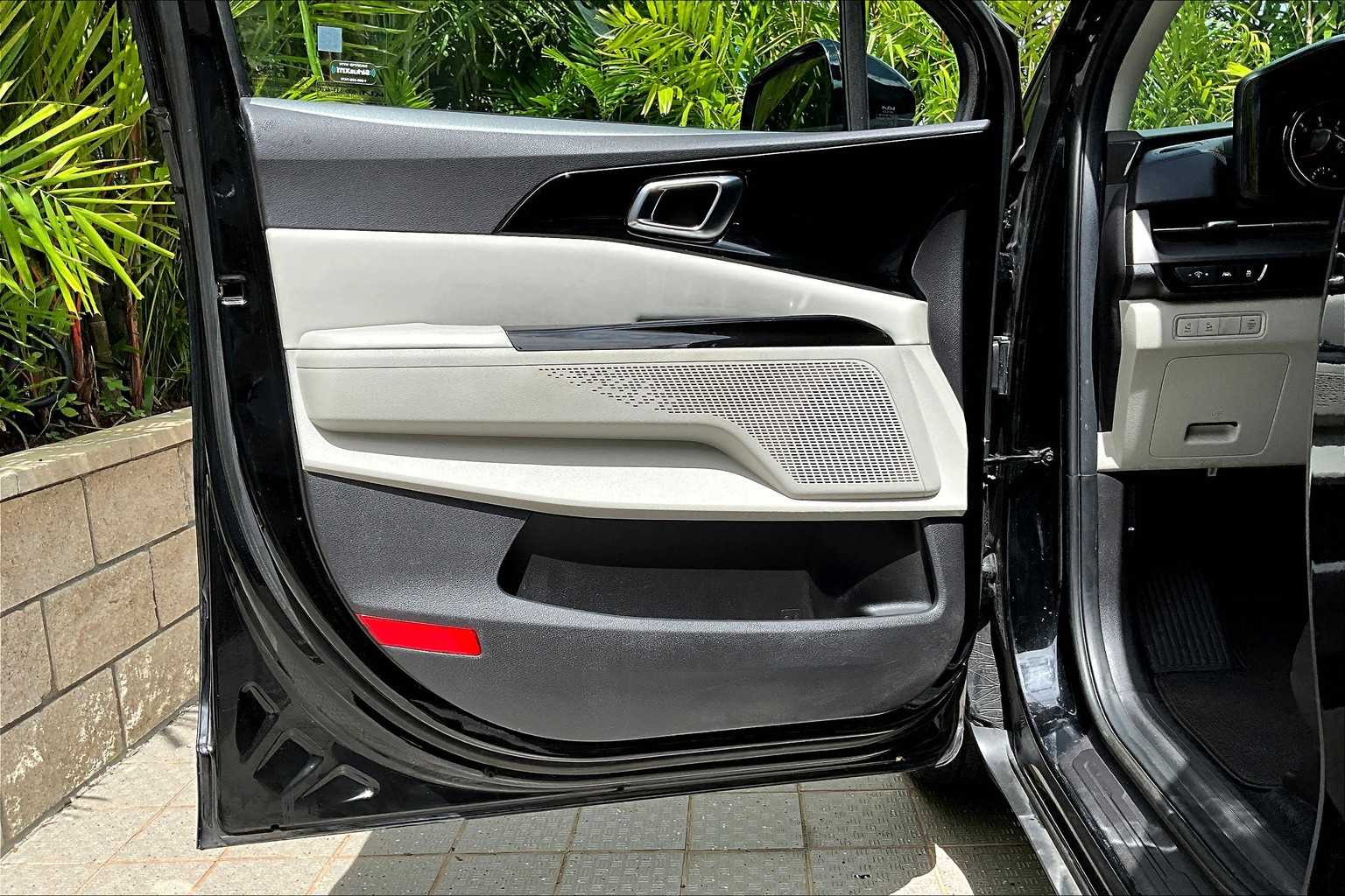 Thumbnail: 2023 Kia Carnival - 27