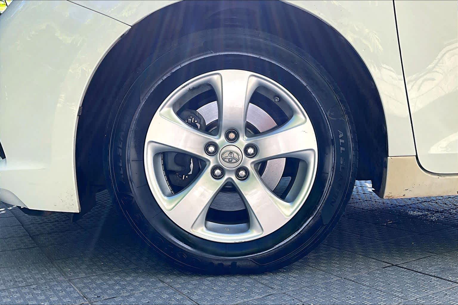 Thumbnail: 2016 Toyota Sienna - 9