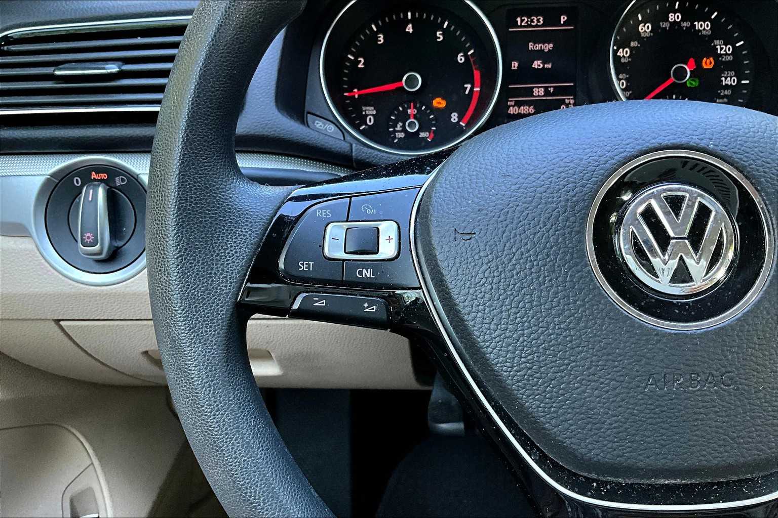 Thumbnail: 2017 Volkswagen Passat - 21