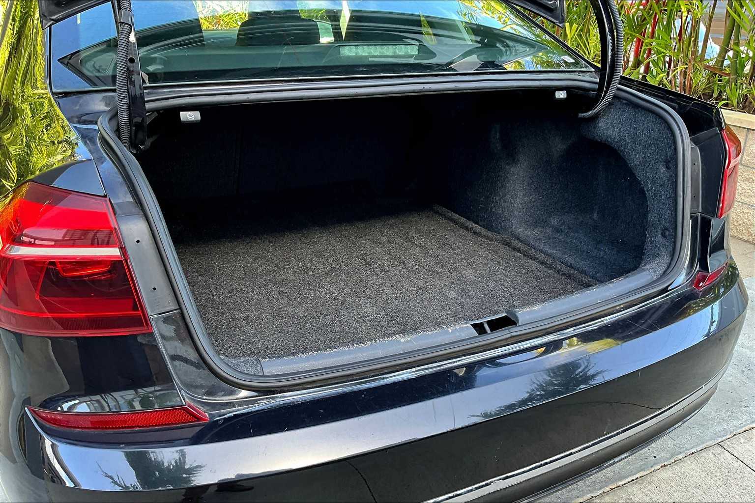 Thumbnail: 2018 Volkswagen Passat - 18