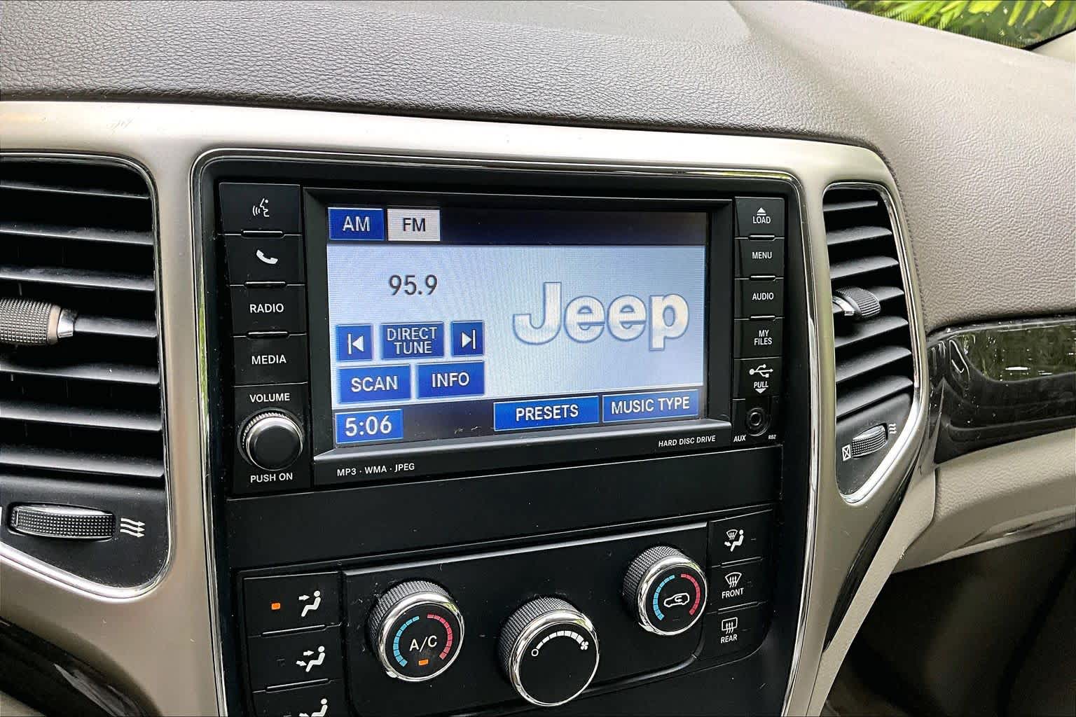 Thumbnail: 2011 Jeep Grand Cherokee - 27