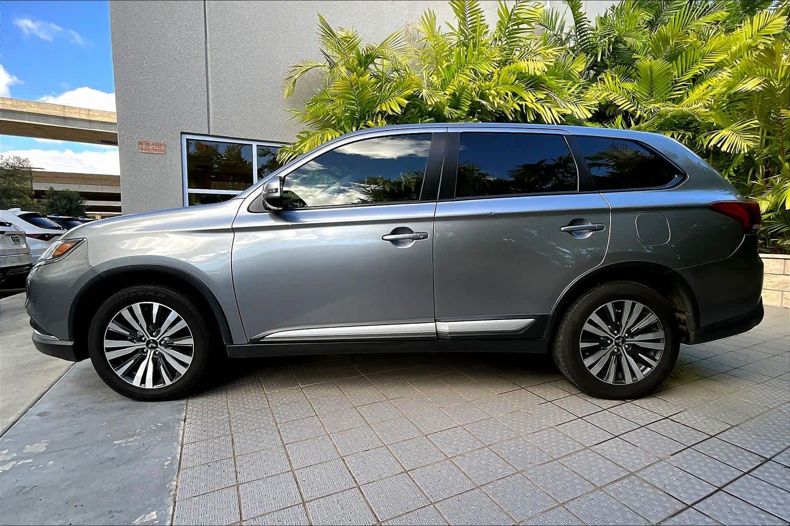 Thumbnail: 2020 Mitsubishi Outlander - 4