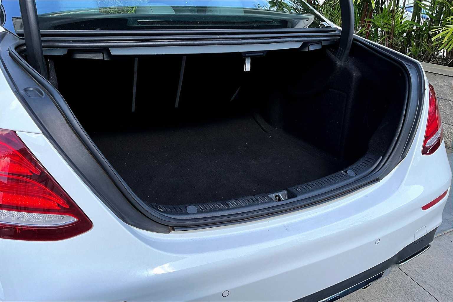 Thumbnail: 2017 Mercedes-Benz E-Class - 19