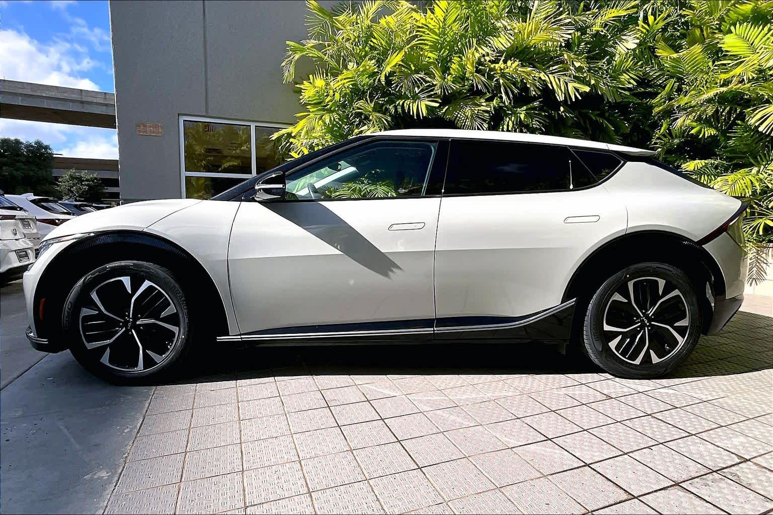 Thumbnail: 2022 Kia EV6 - 4