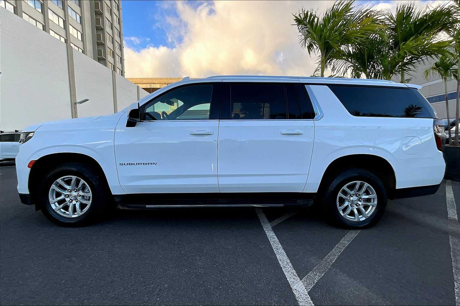 2021 Chevrolet Suburban LT photo 3
