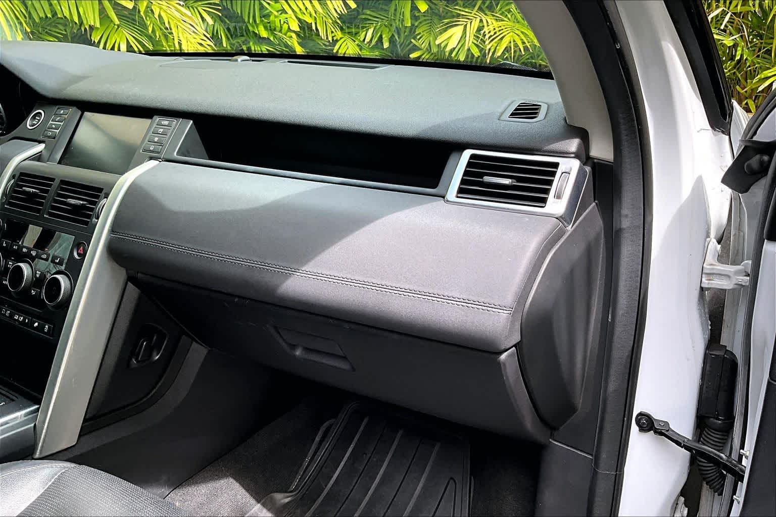 Thumbnail: 2015 Land Rover Discovery Sport - 24