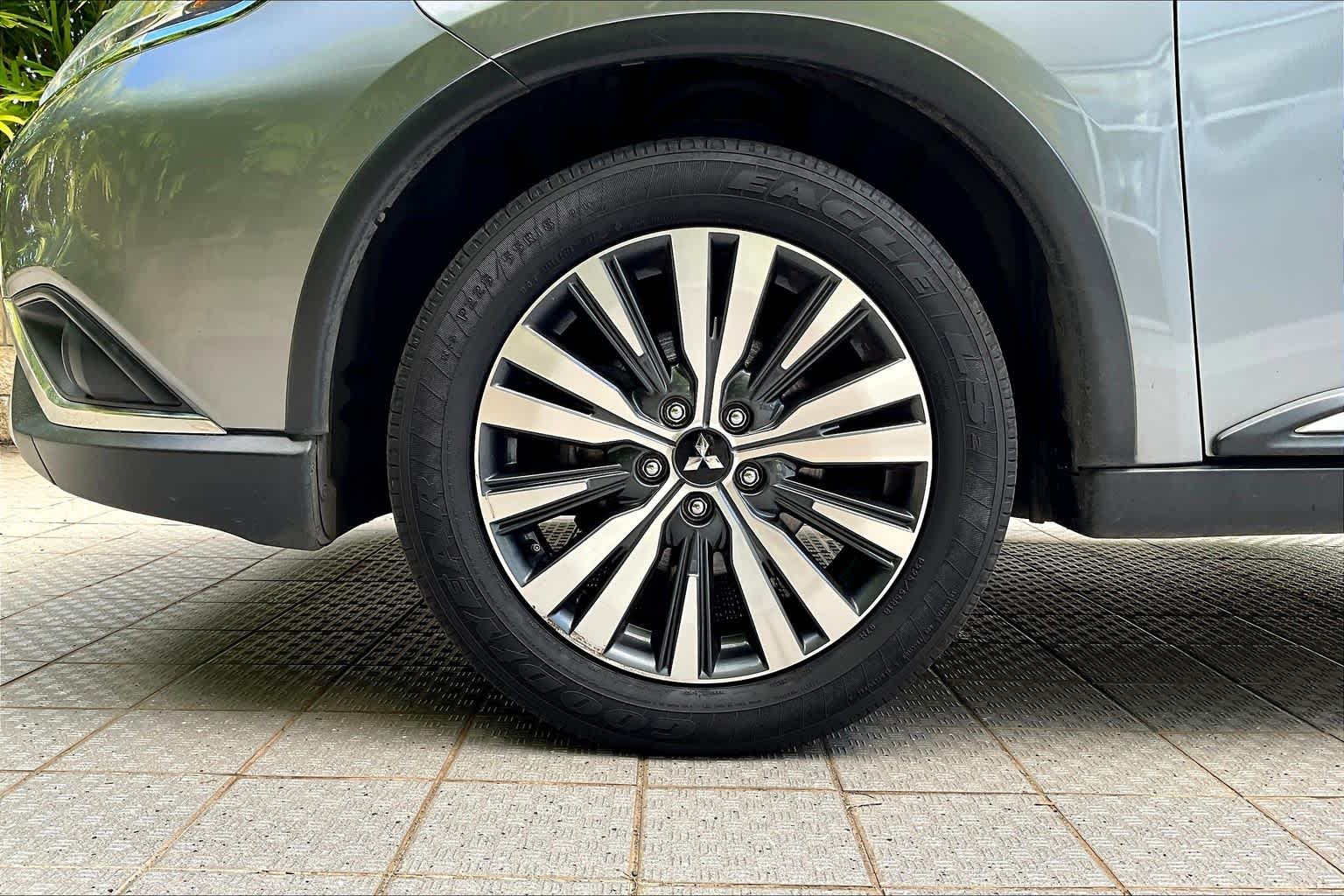 Thumbnail: 2020 Mitsubishi Outlander - 9