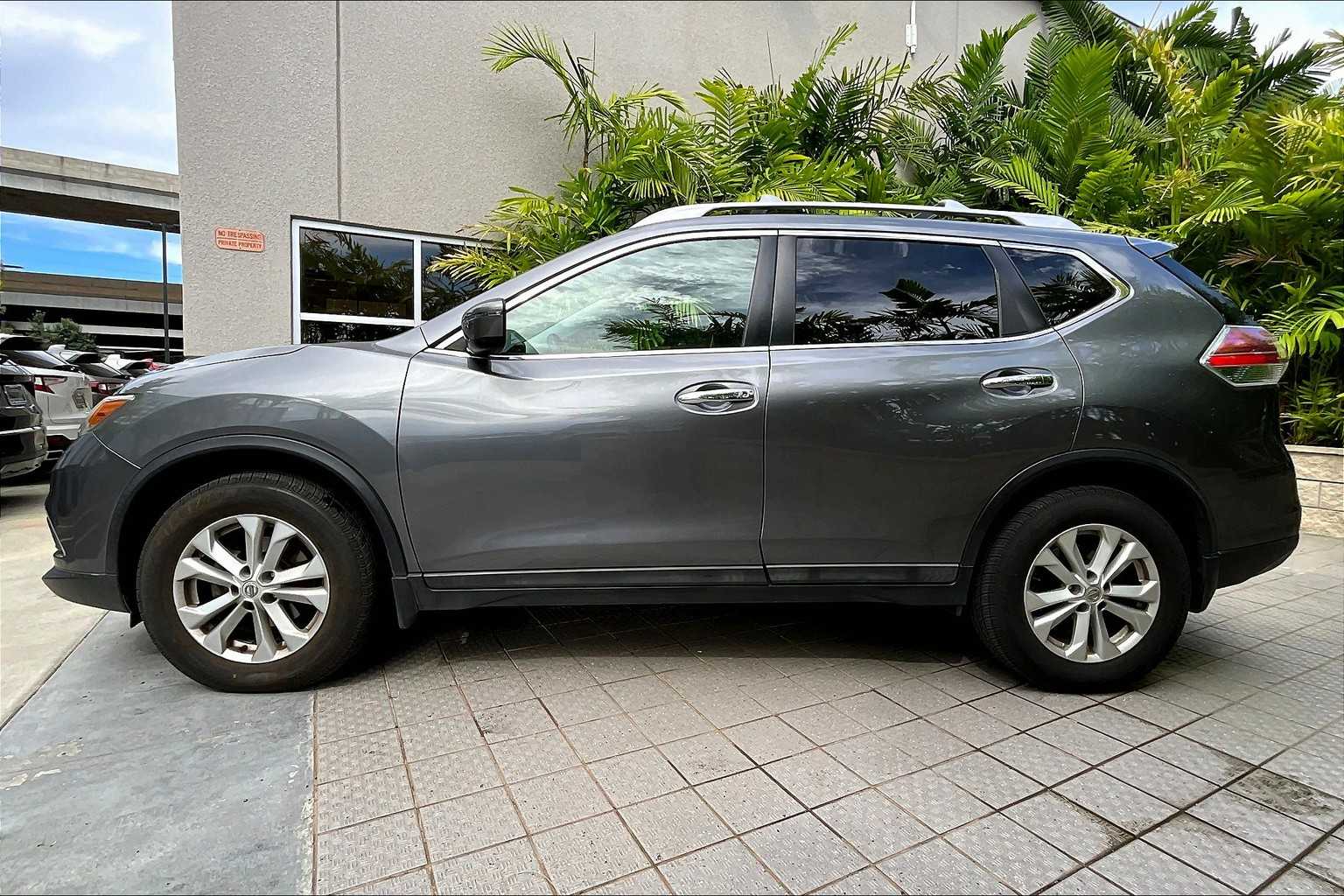 2016 Nissan Rogue SV photo 2