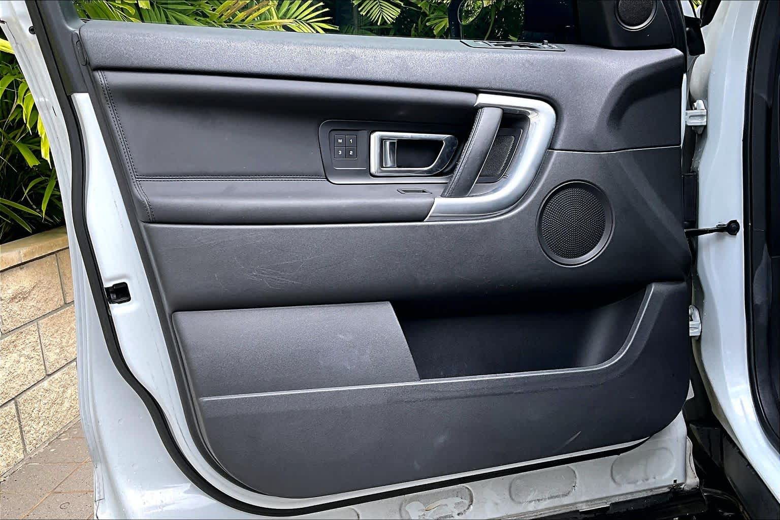 Thumbnail: 2015 Land Rover Discovery Sport - 28