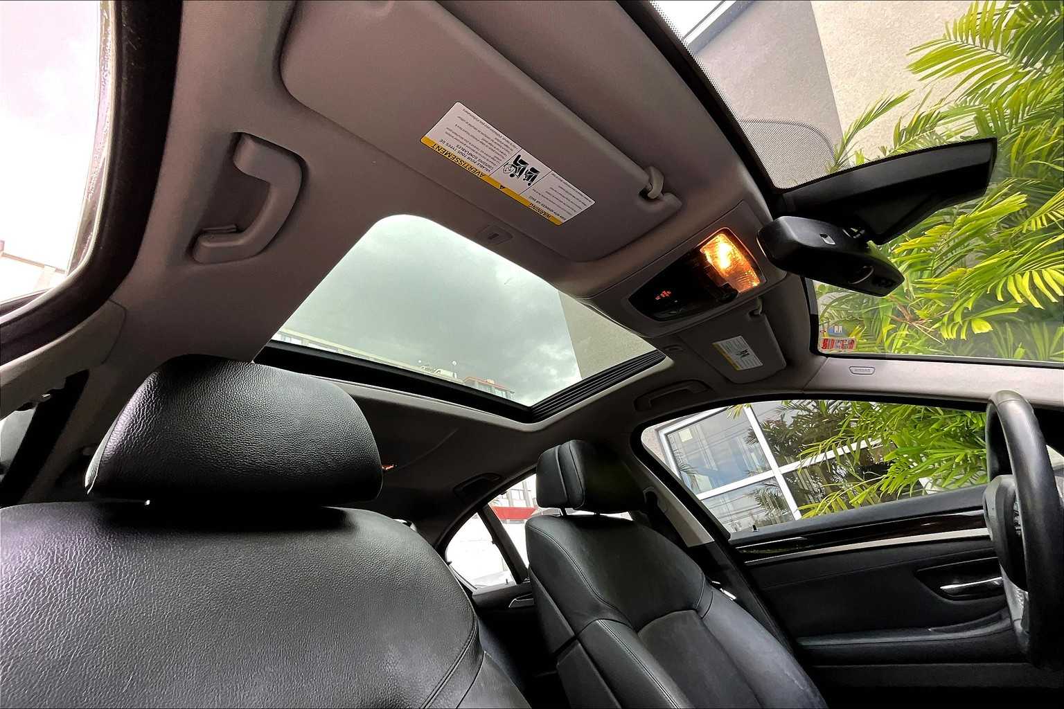 Thumbnail: 2011 BMW 5 Series - 31