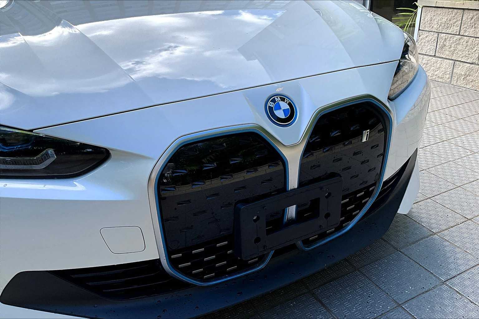 Thumbnail: 2022 BMW i4 - 34