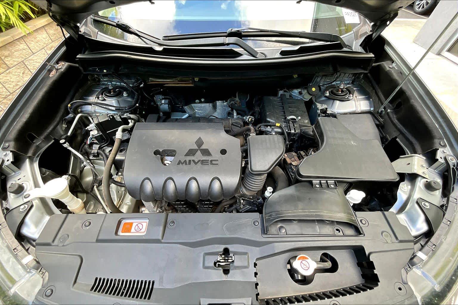 Thumbnail: 2020 Mitsubishi Outlander - 10