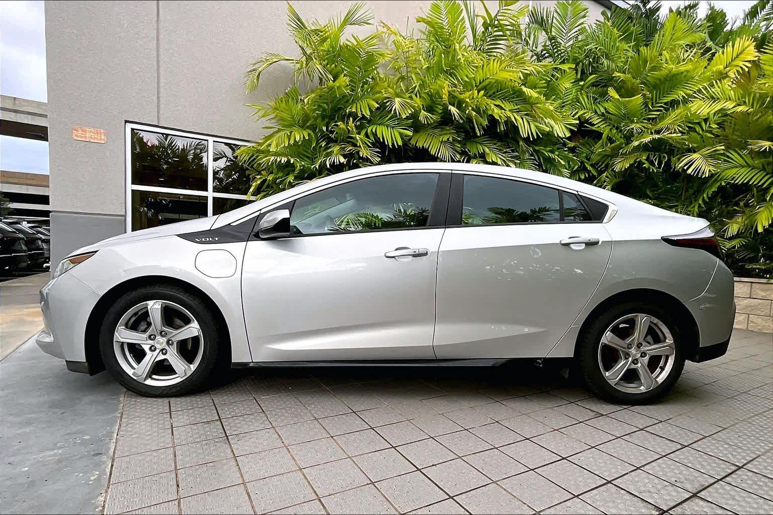 Thumbnail: 2017 Chevrolet Volt - 4