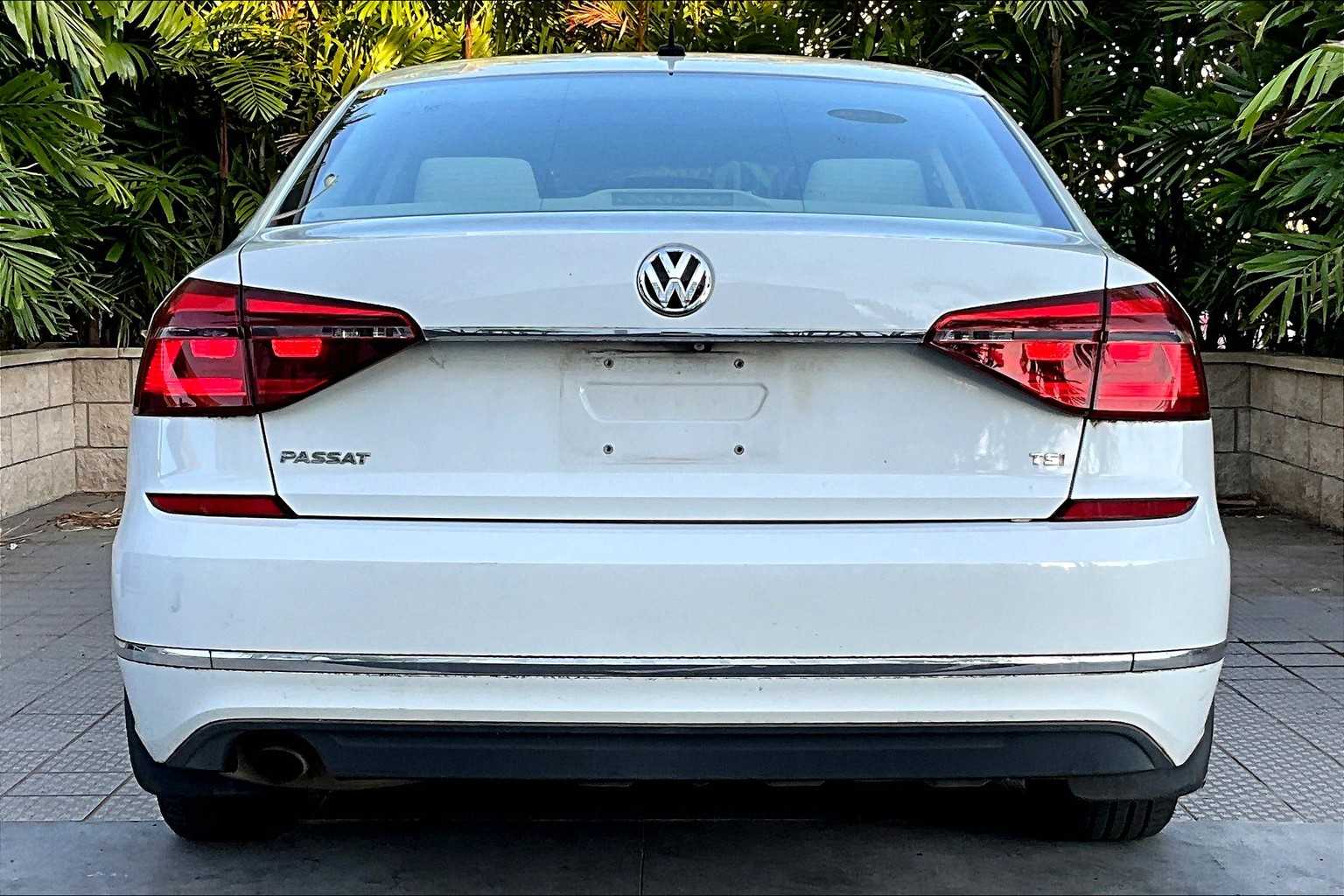 Thumbnail: 2017 Volkswagen Passat - 6