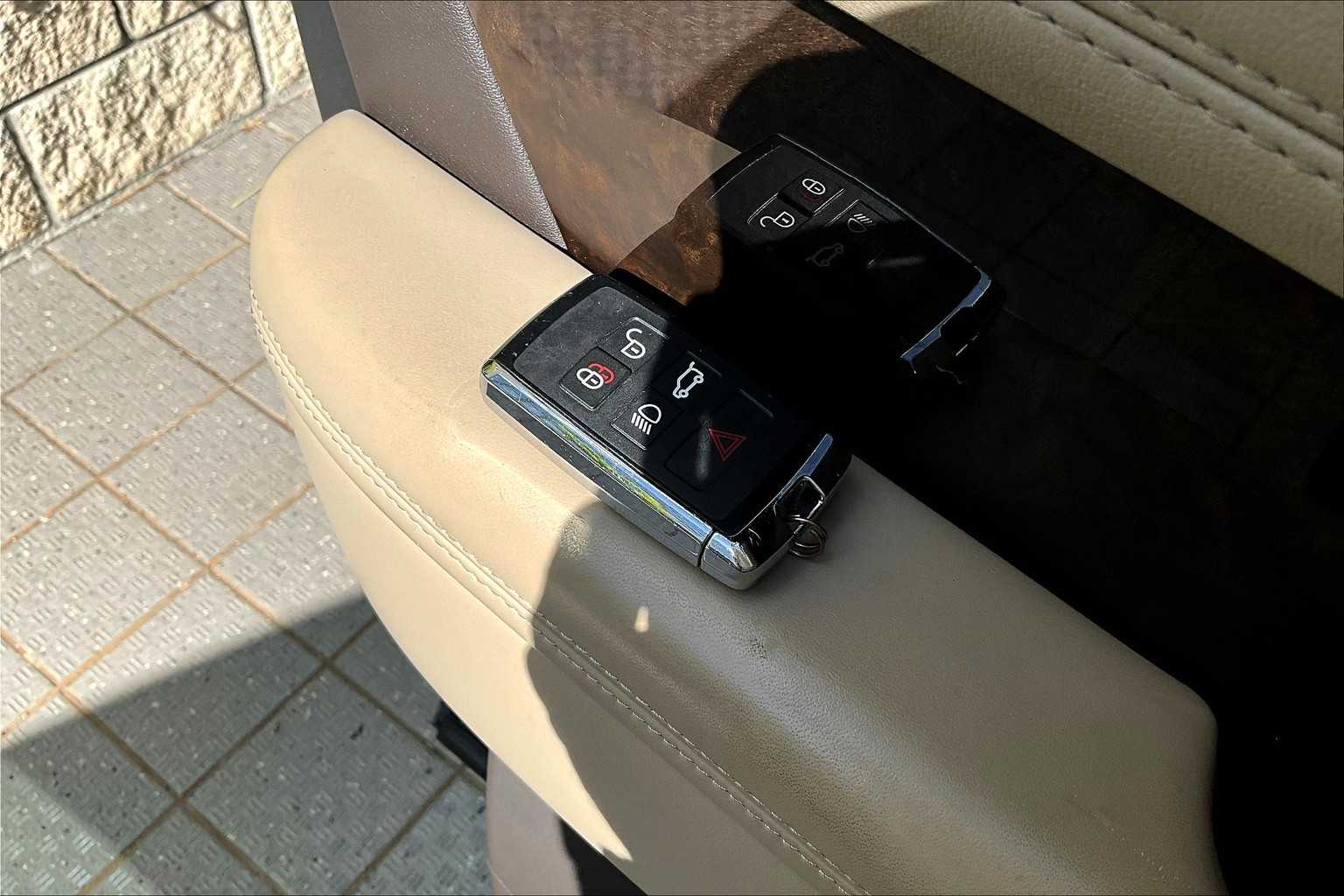 Thumbnail: 2021 Land Rover Range Rover - 20