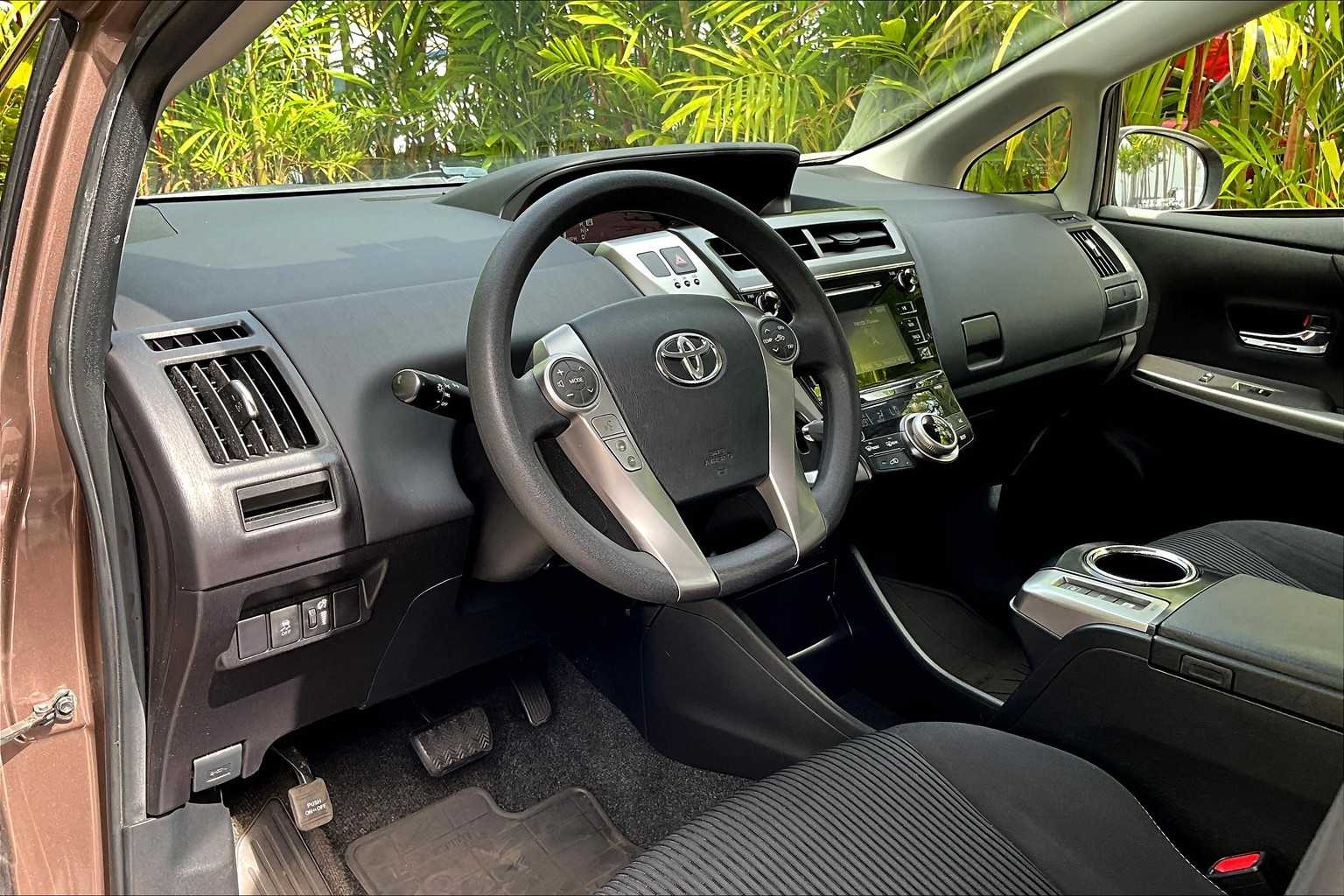 Thumbnail: 2017 Toyota Prius v - 2