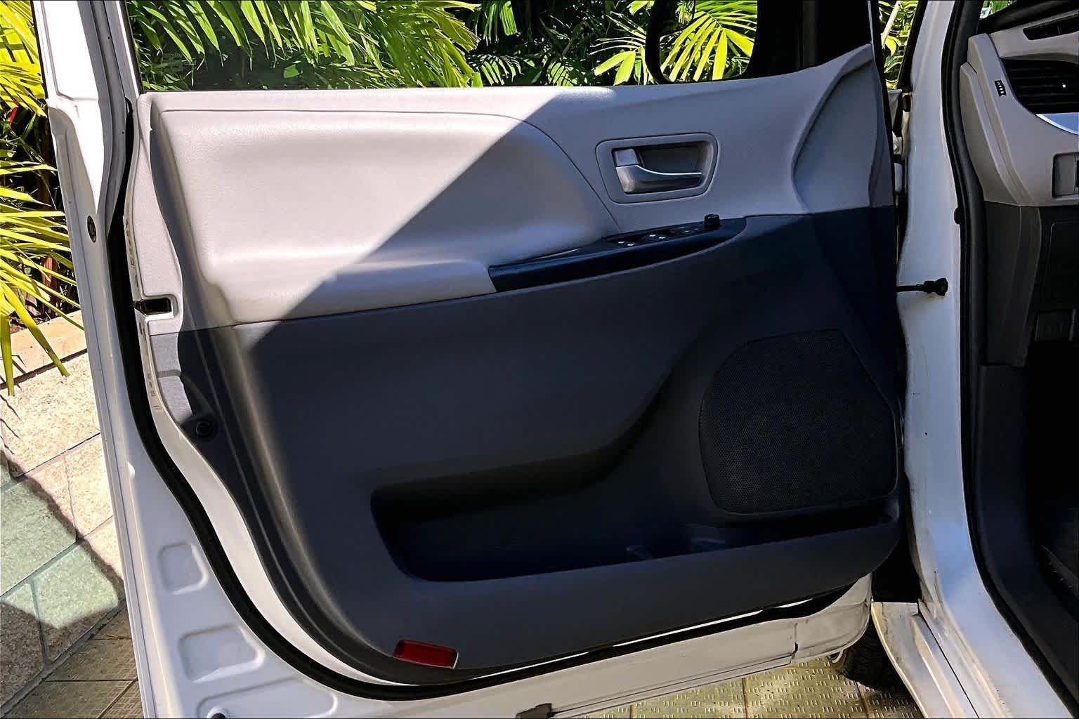 Thumbnail: 2016 Toyota Sienna - 28