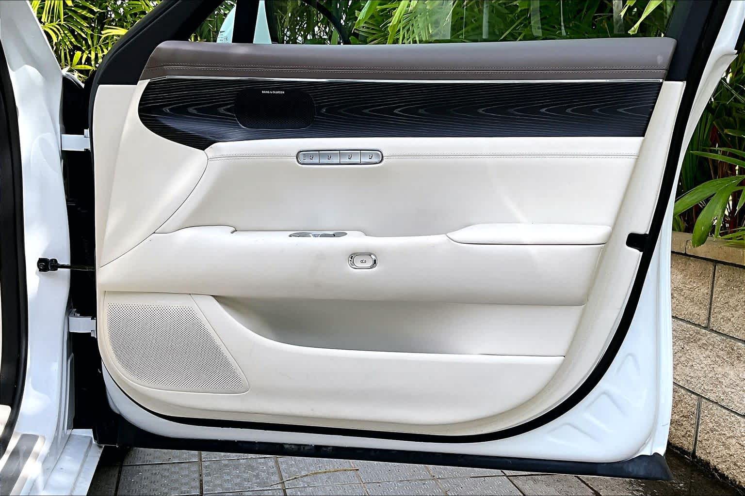 Thumbnail: 2023 Genesis G90 - 29