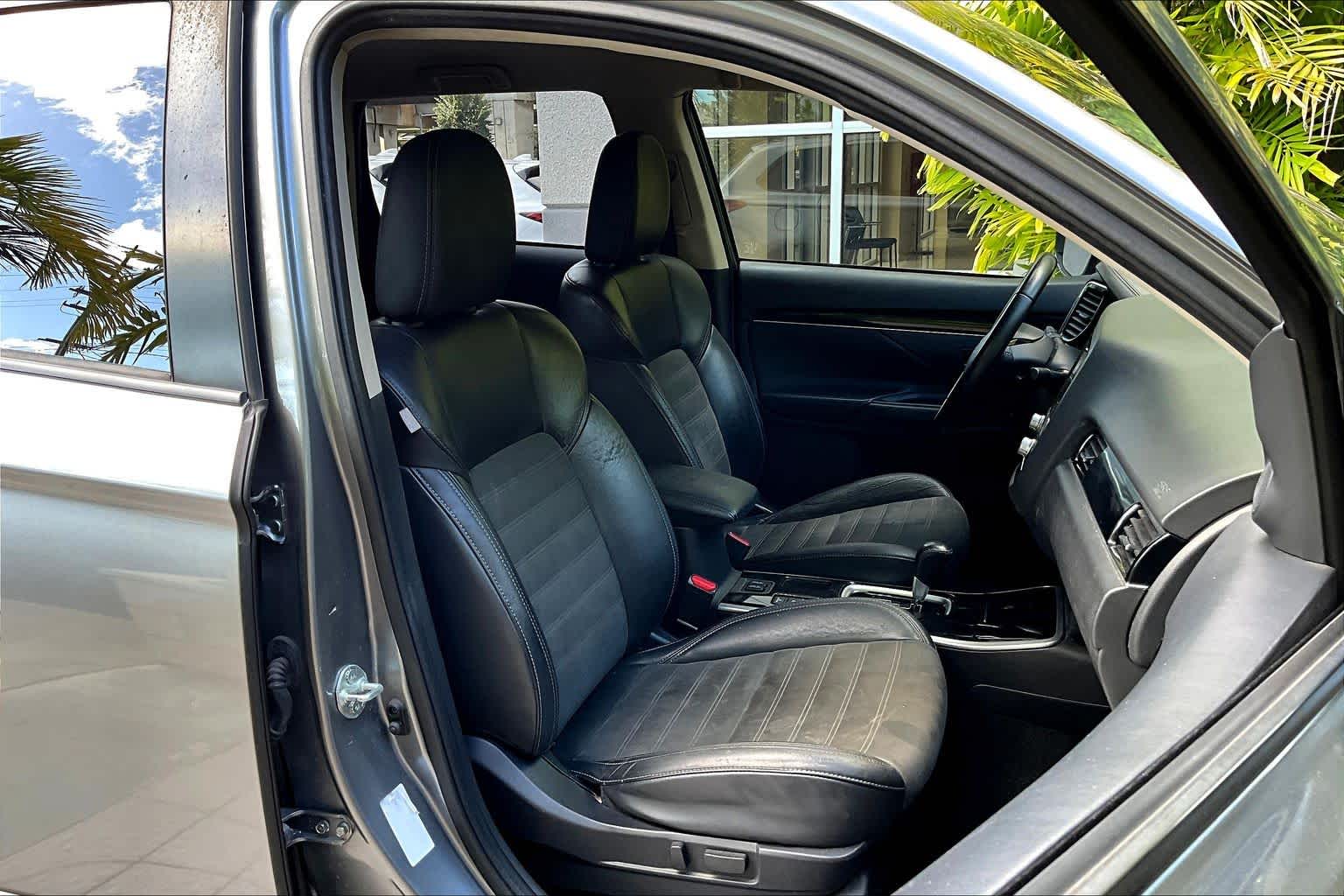 Thumbnail: 2020 Mitsubishi Outlander - 14