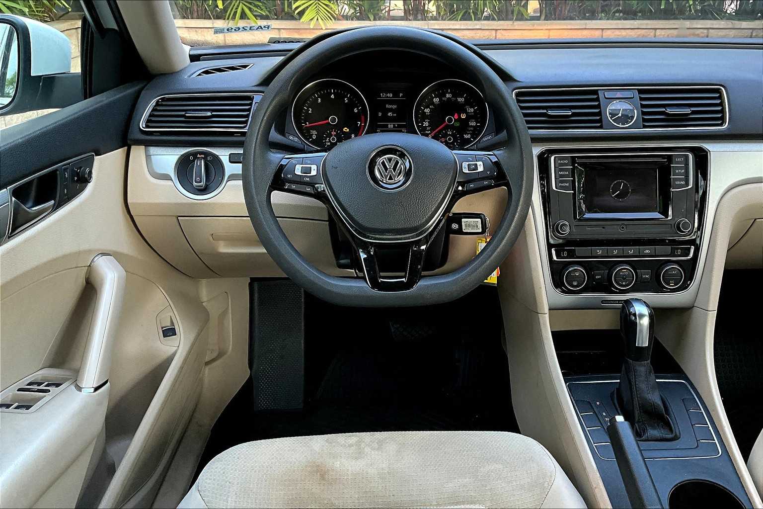 Thumbnail: 2017 Volkswagen Passat - 12