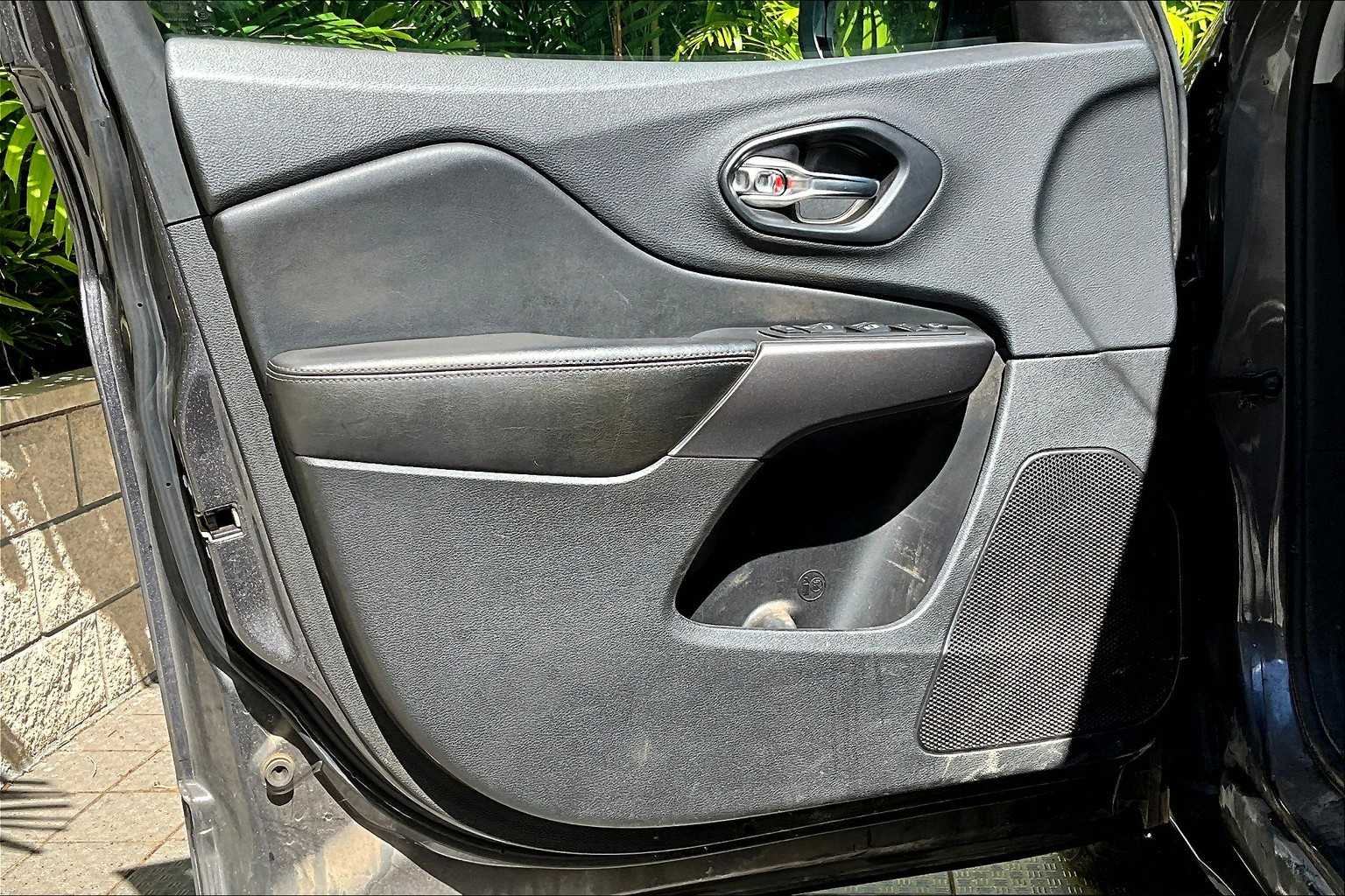 Thumbnail: 2019 Jeep Cherokee - 28