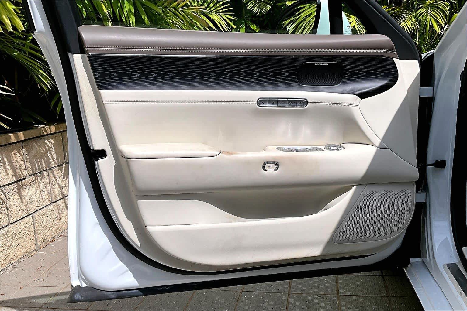 Thumbnail: 2023 Genesis G90 - 28