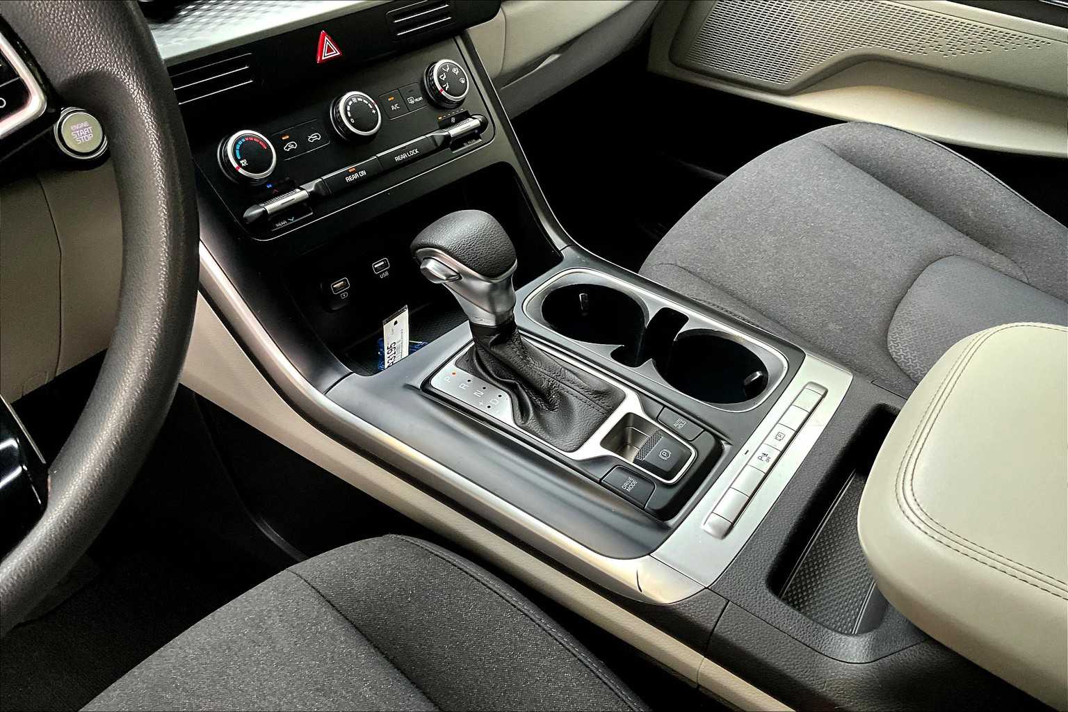 Thumbnail: 2022 Kia Carnival - 17