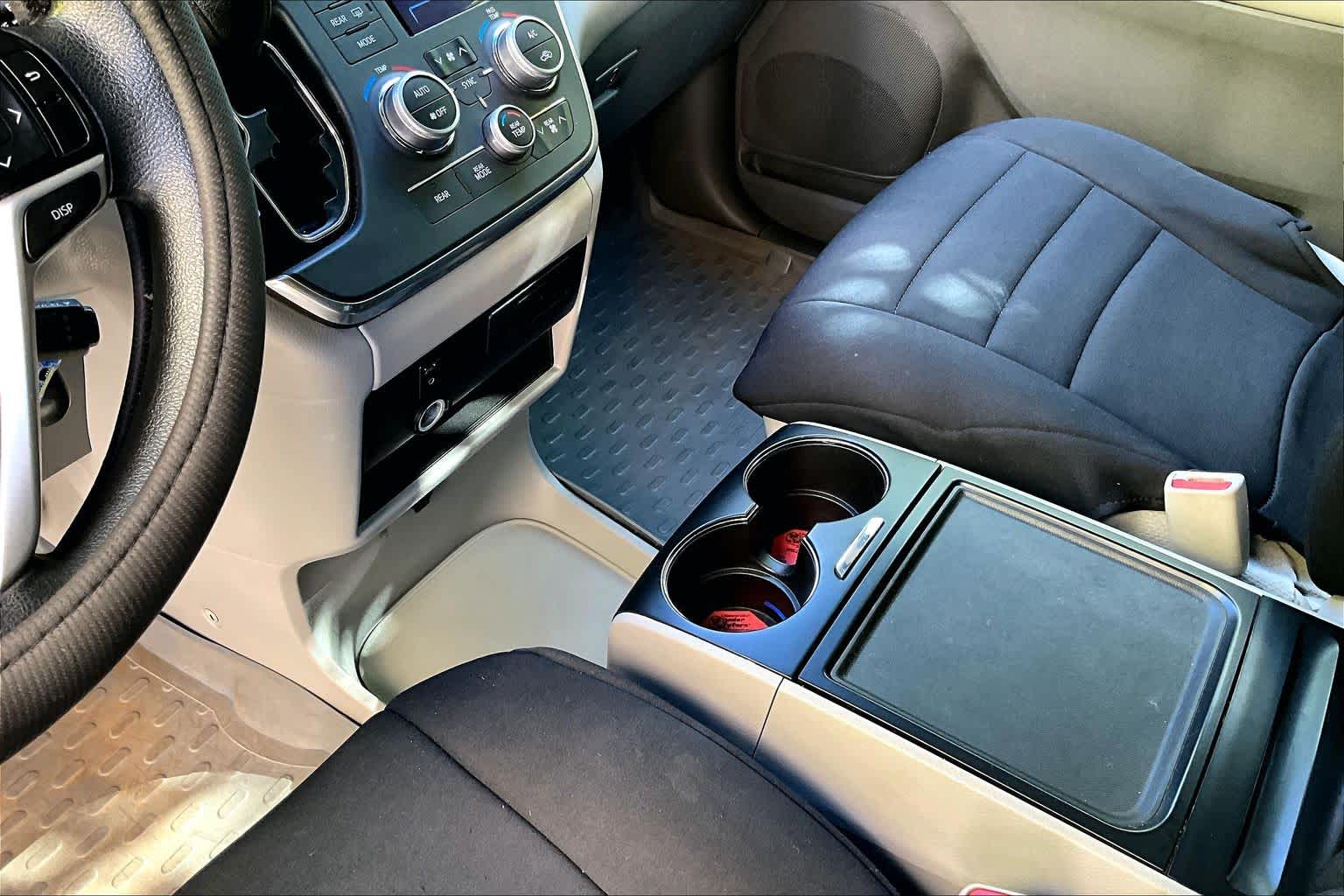 Thumbnail: 2016 Toyota Sienna - 17