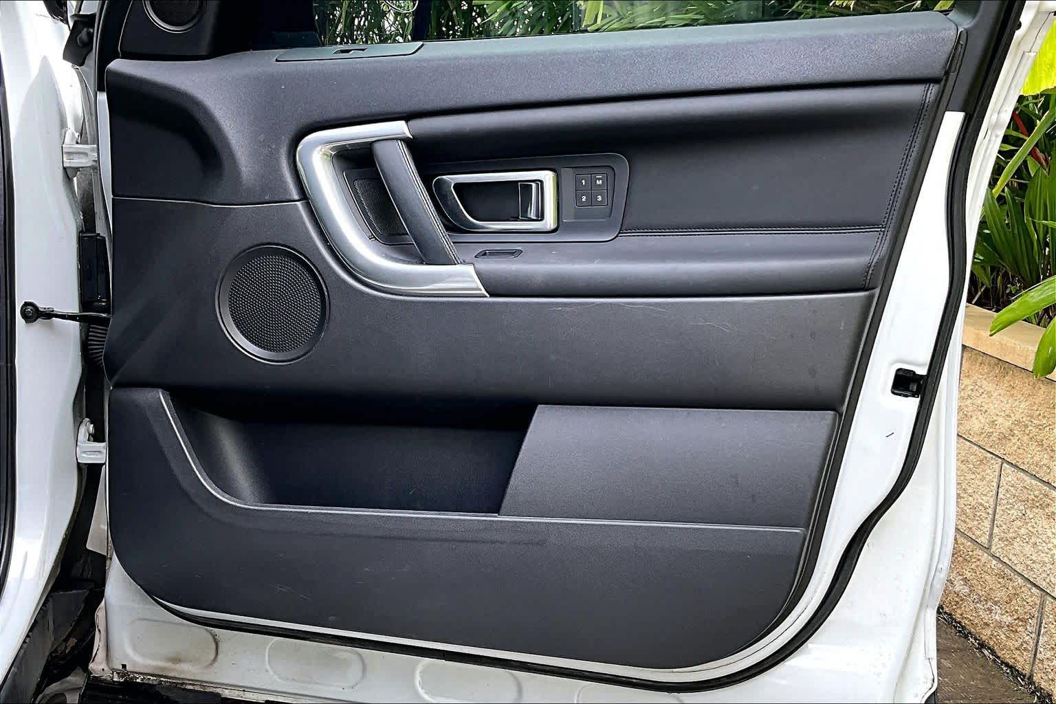 Thumbnail: 2015 Land Rover Discovery Sport - 29