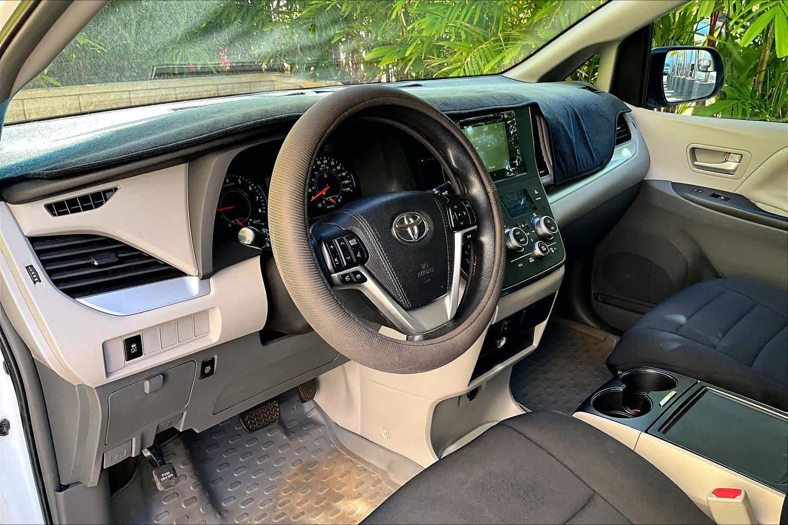 Thumbnail: 2016 Toyota Sienna - 3