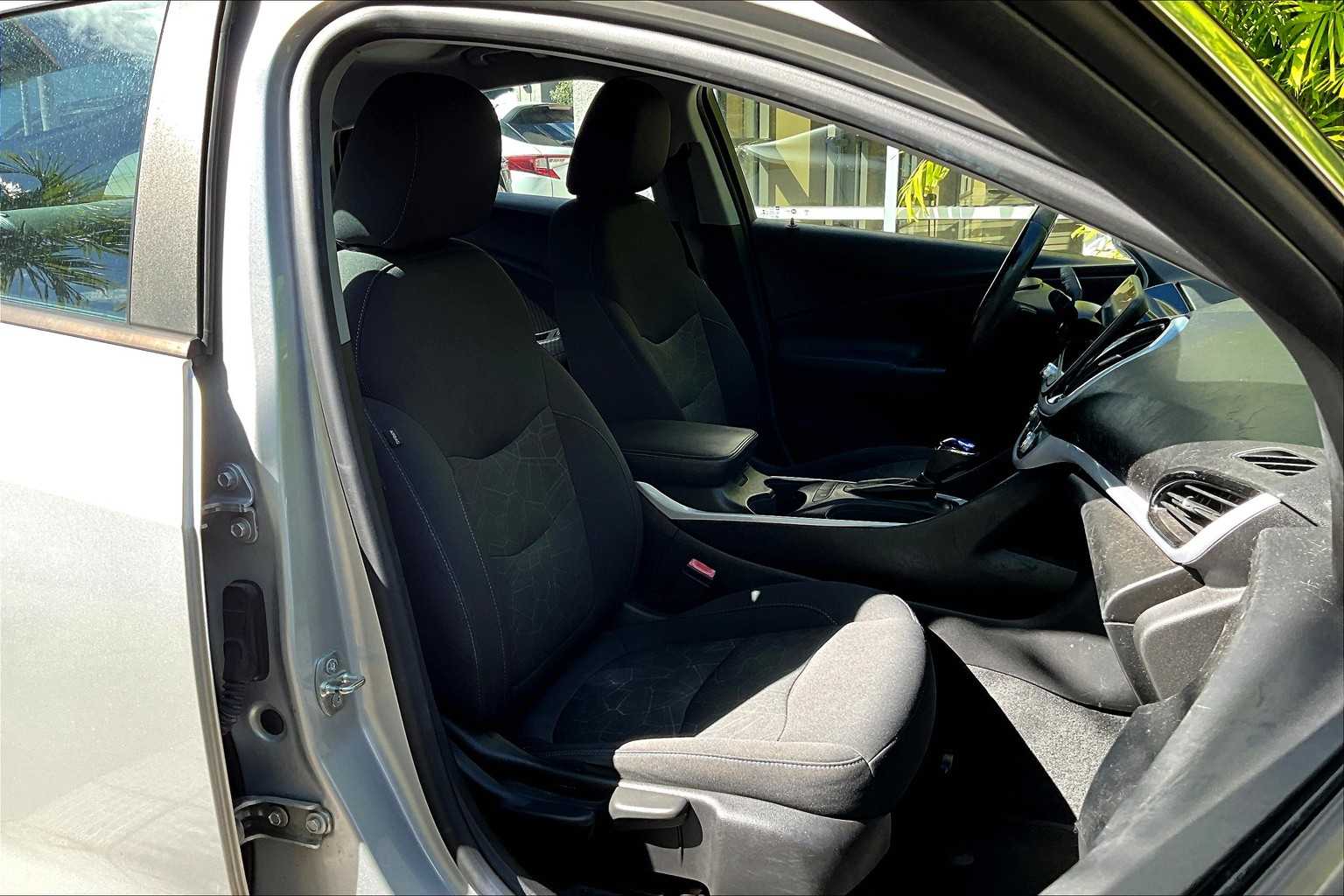 Thumbnail: 2017 Chevrolet Volt - 14