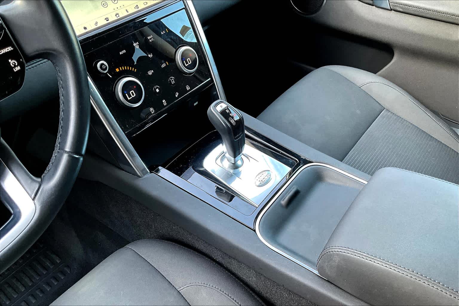 Thumbnail: 2020 Land Rover Discovery Sport - 16