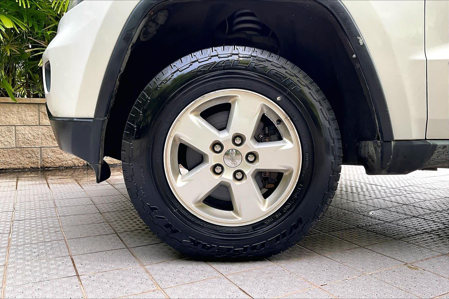 Thumbnail: 2011 Jeep Grand Cherokee - 9