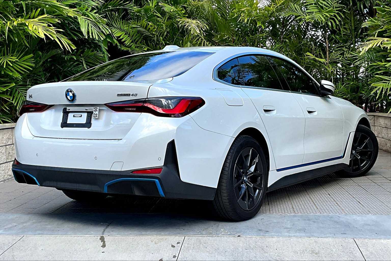 Thumbnail: 2022 BMW i4 - 23