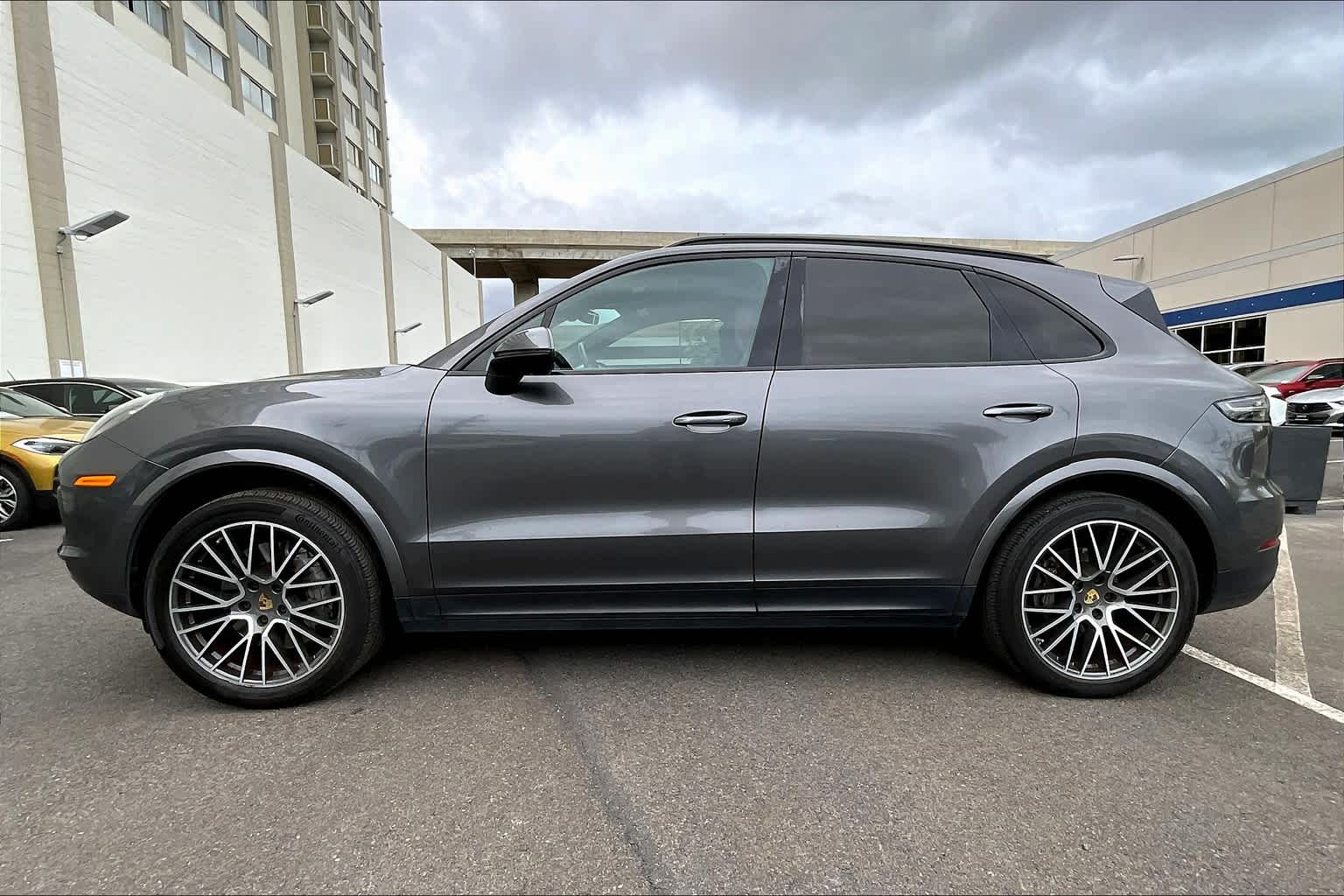 2021 Porsche Cayenne S photo 3
